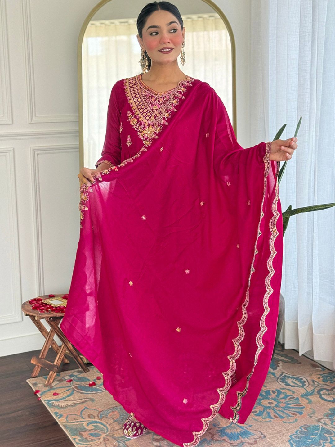 Kalini Reka Bentuk Yoke Floral V-Neck Zari Anarkali Kurta dengan Seluar dan Dupatta