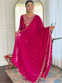 Kalini Reka Bentuk Yoke Floral V-Neck Zari Anarkali Kurta dengan Seluar dan Dupatta
