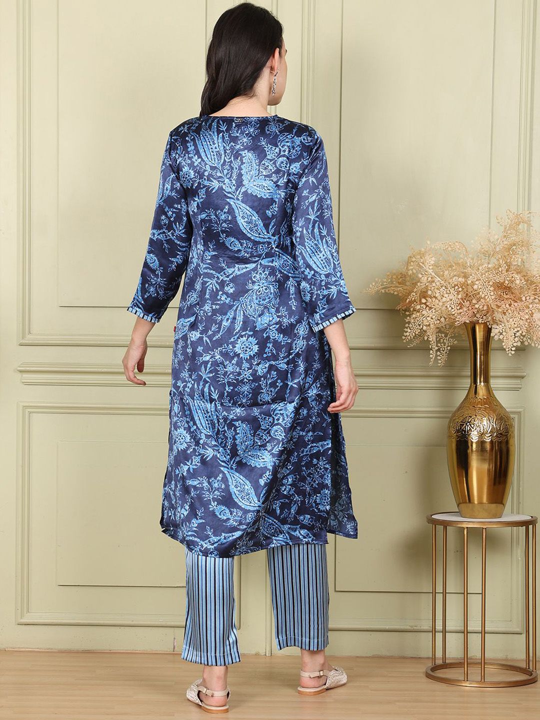 W Women Floral Printed Regular Thread Work Kurta with Trousers