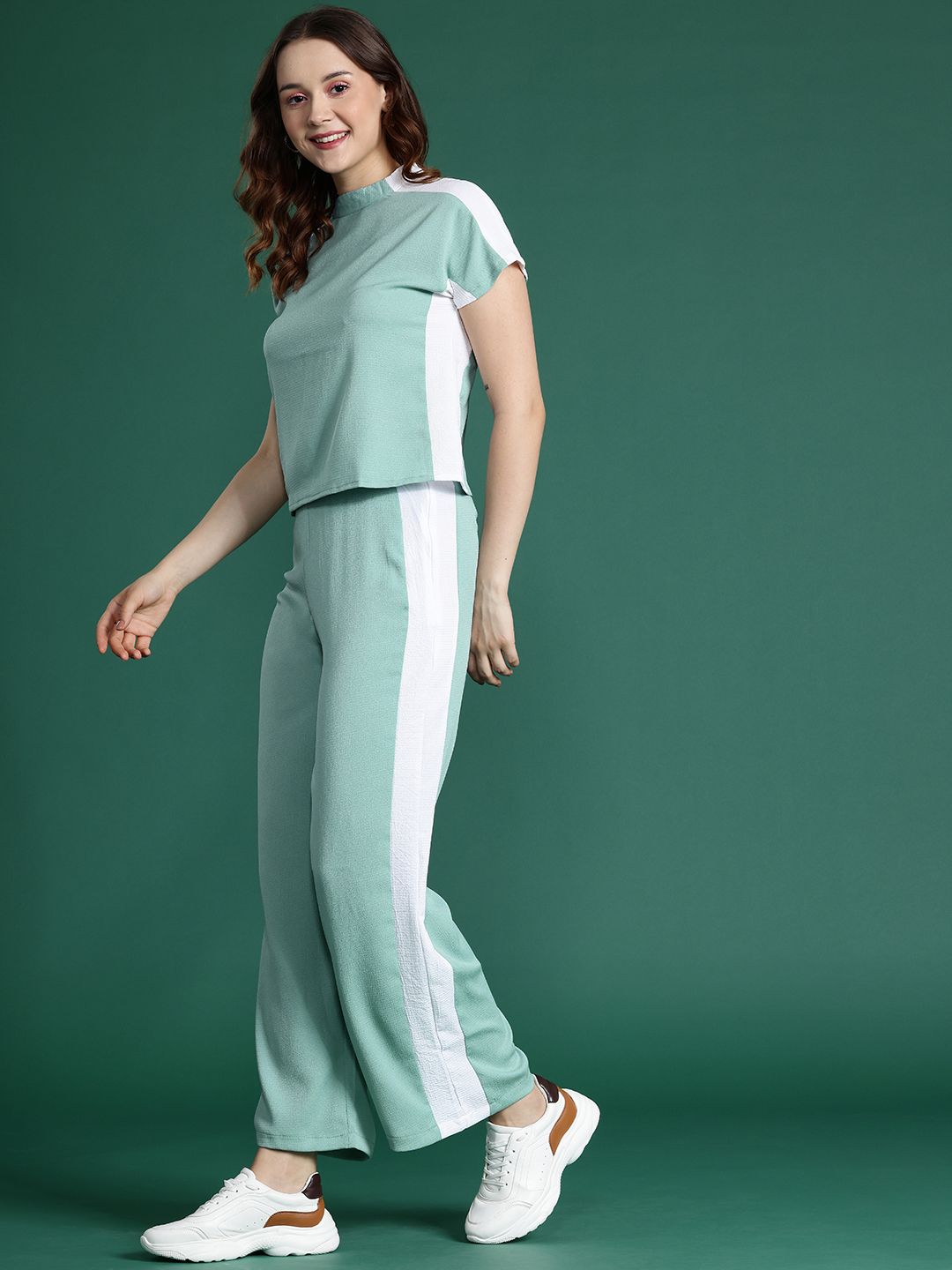 Dressberry Side-Stripe Detail Textured Trousers wit T-shirt Co-ords