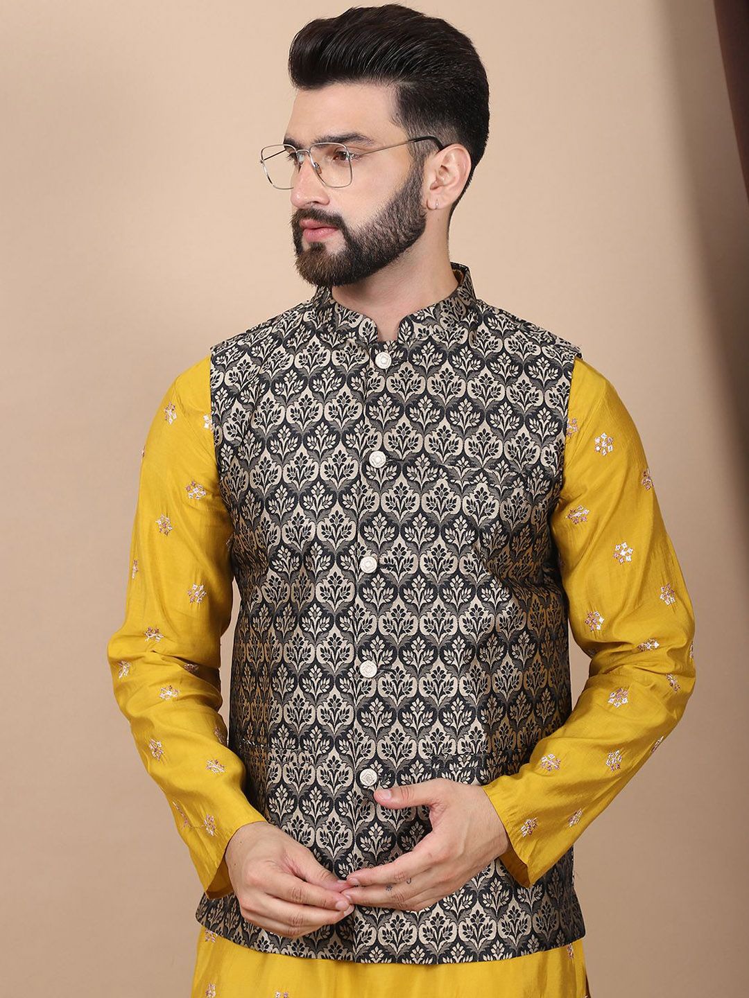 Kurta Sutera Kapas Bersulam Bunga Anouk Mustard-Kuning dengan Jaket Churidar & Nehru