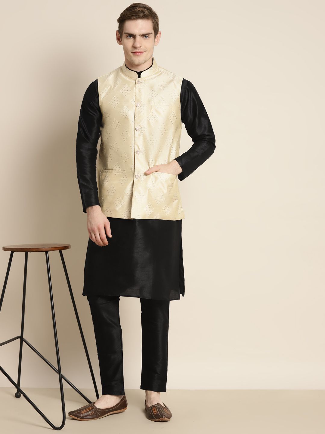 SOJANYA Men Solid Kurta with Churidar