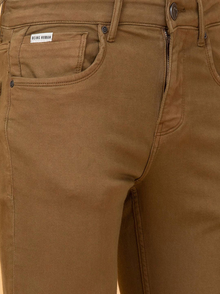 Menjadi seluar jeans lelaki manusia