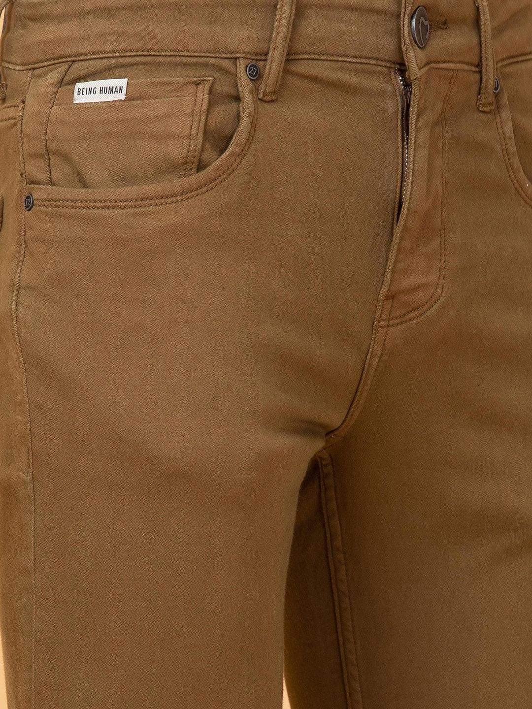 Menjadi seluar jeans lelaki manusia