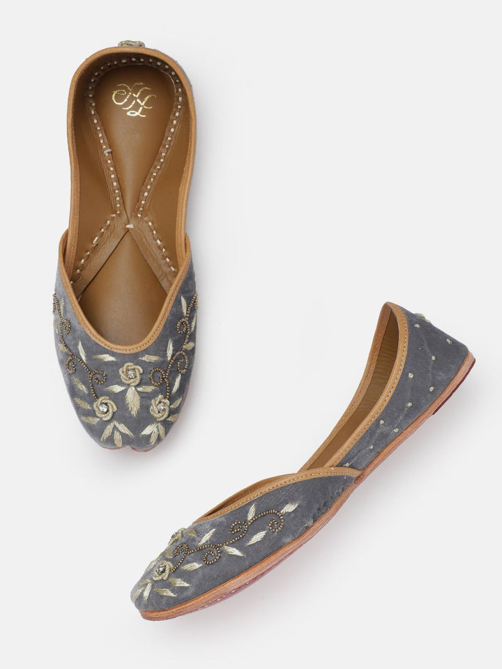 House of Pataudi Women Floral Embroidered Mojaris