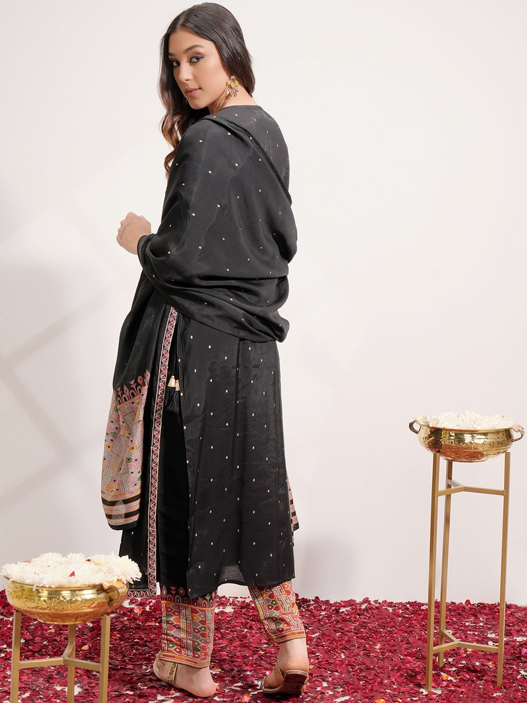 Vishudh Floral Embroidered Regular Thread Work Kurta with Trousers & With Dupatta