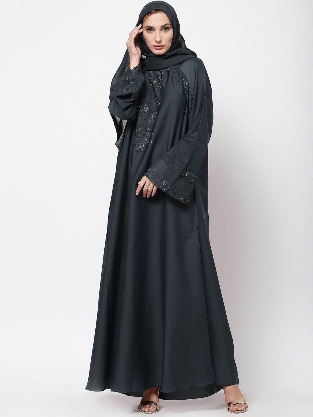 Klotthe wanita kelabu hiasi burqa dengan tudung