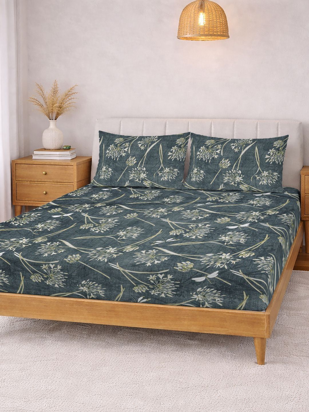 KLOTTHE Green Floral  Printed 300 TC Double Bedsheet with 2 Pillow Covers