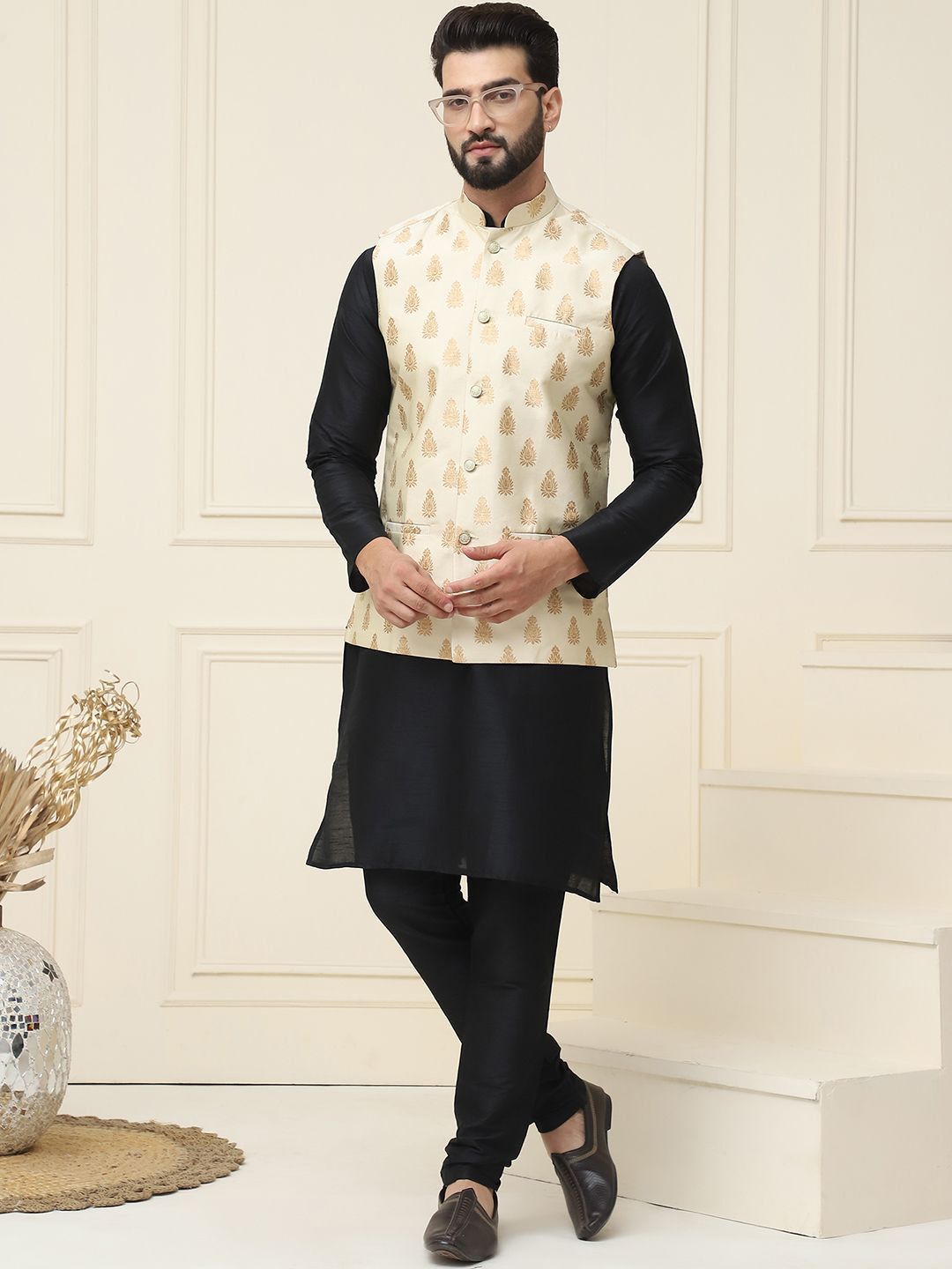 SOJANYA Mandarin Collar Silk Cotton Straight Kurta dengan jaket Churidar & Nehru