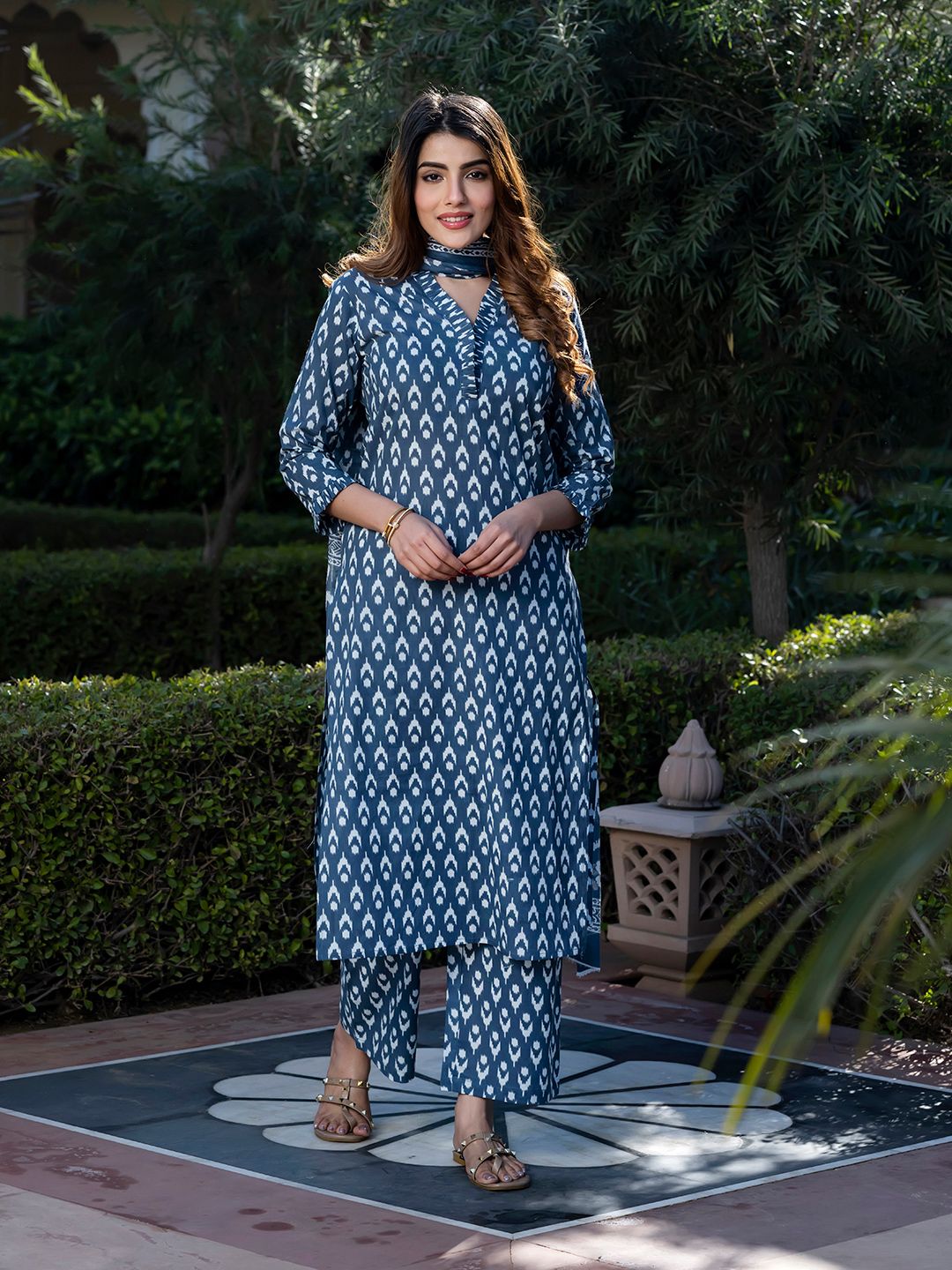 Kalini Floral Printed V-Neck Pure Cotton Straight Kurta dengan Palazzos dan Dupatta