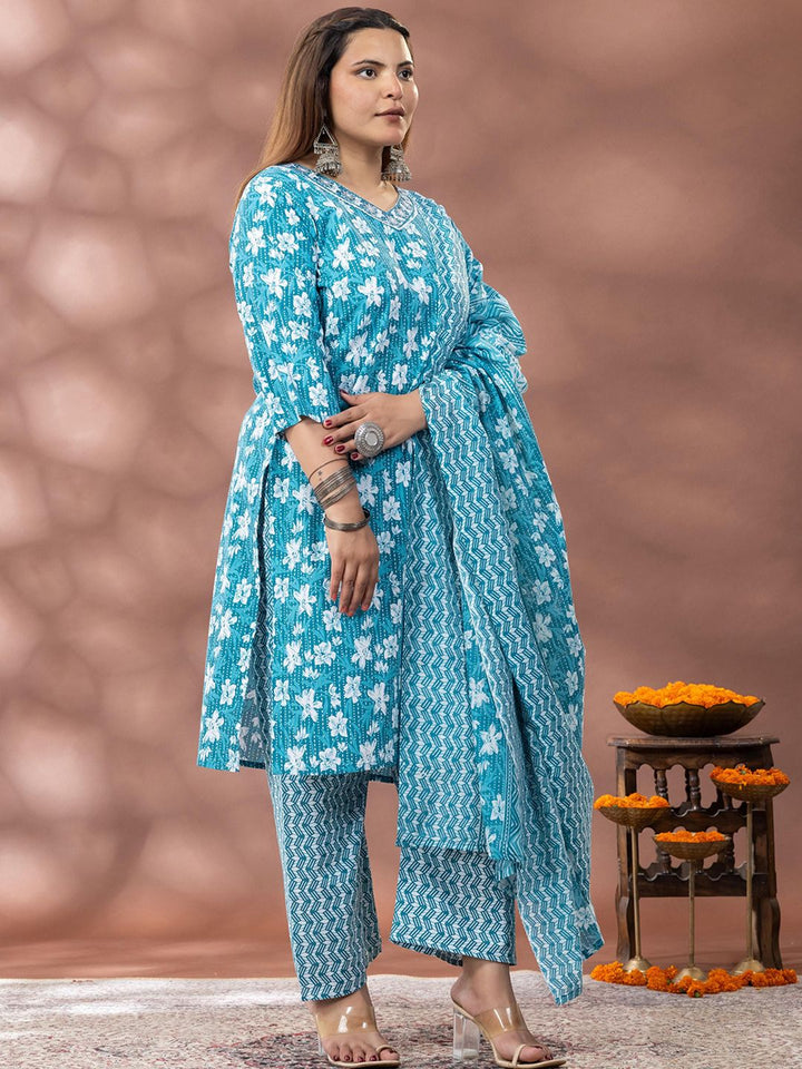 Mamicha Floral Printed V-Neck Tread Work Kurta Dengan Palazzo & Dupatta