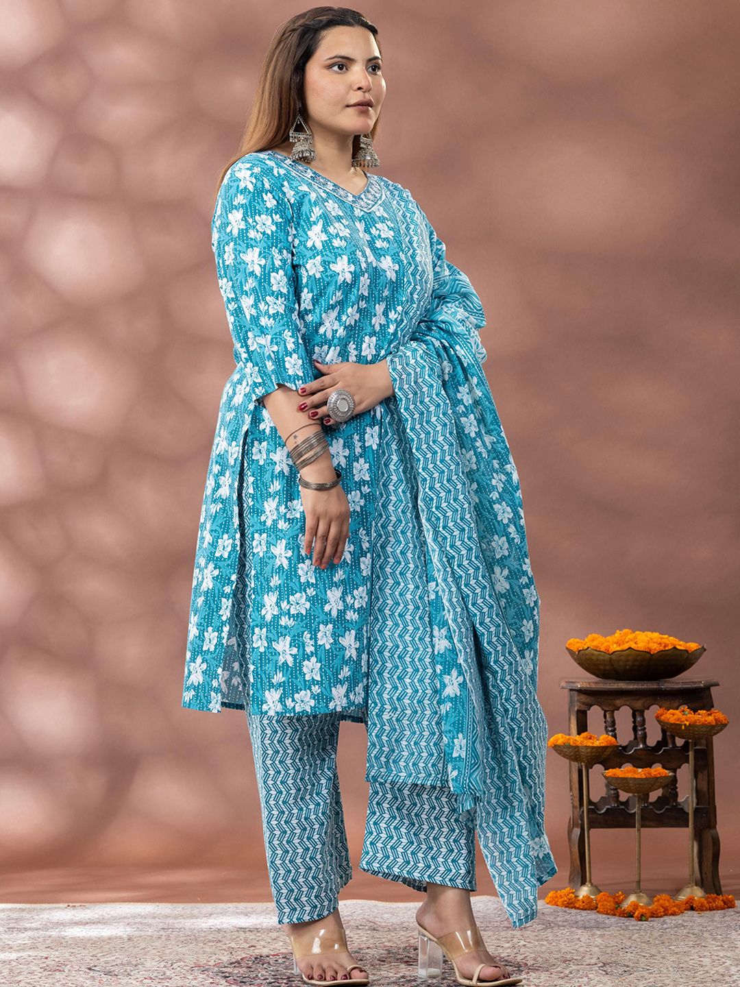 Mamicha Floral Printed V-Neck Tread Work Kurta Dengan Palazzo & Dupatta