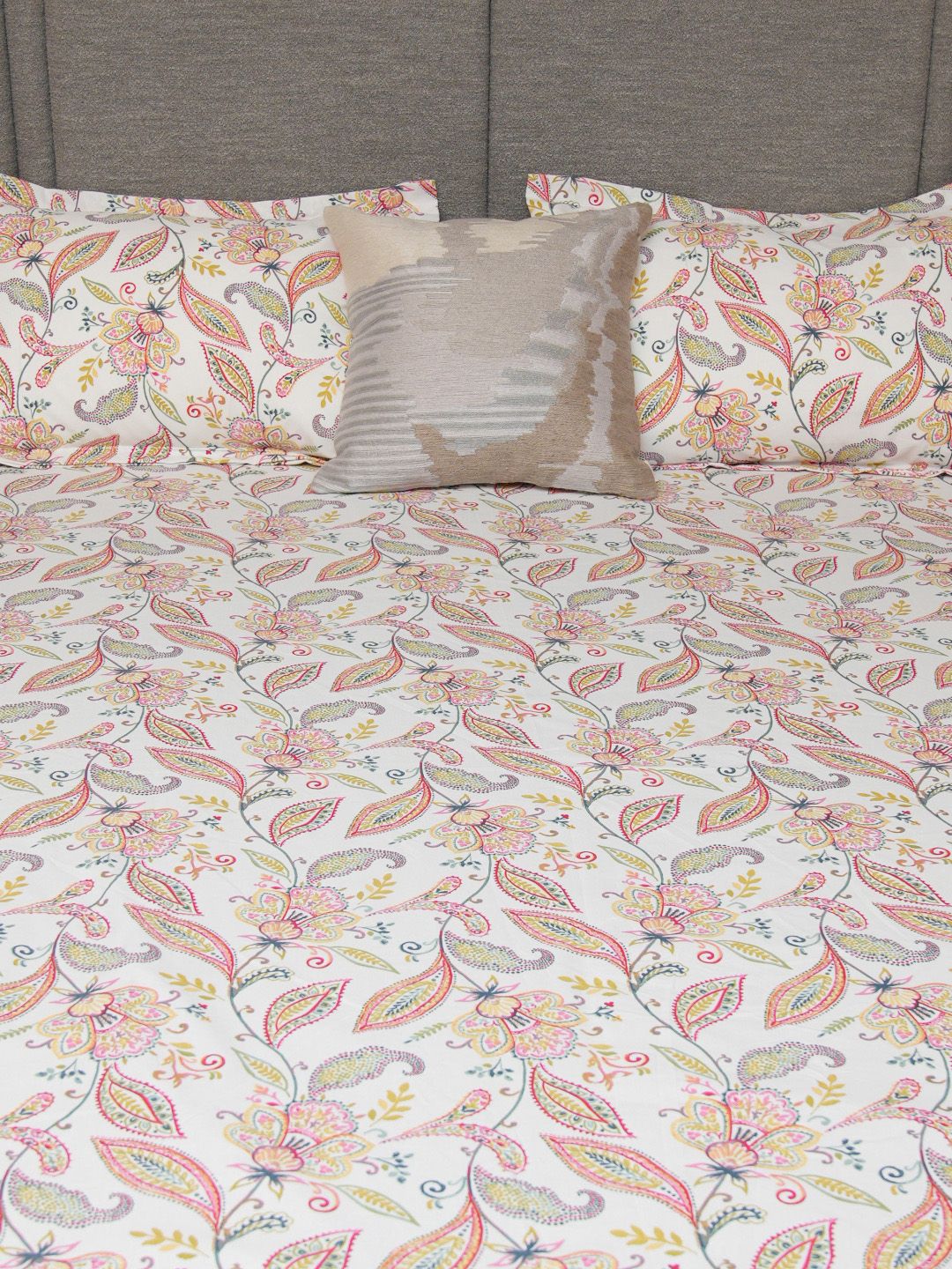 Urban Space White & Pink Printed 200 TC Cotton Single Bedsheet dengan 1 Cover Bantal
