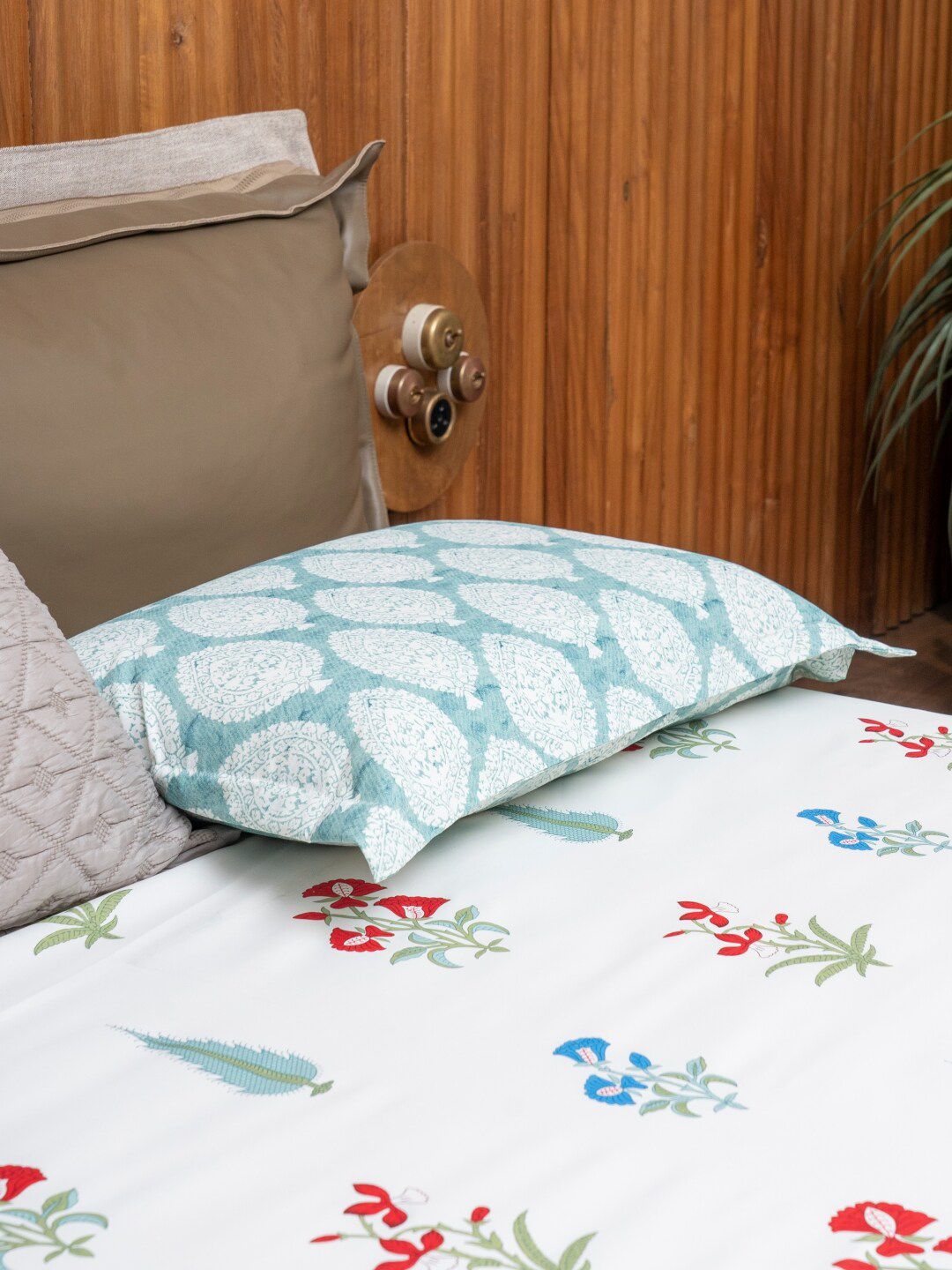 URBAN SPACE Regal White & Red Floral 220 TC Cotton Queen Bedsheet With 2 Pillow Covers