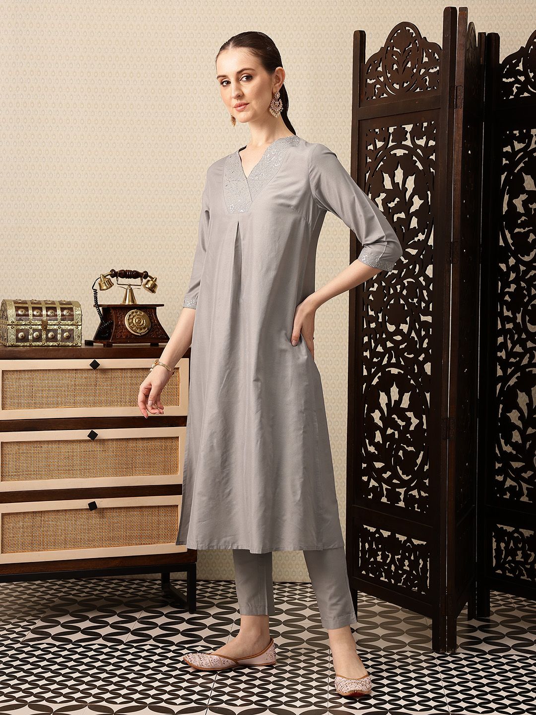 House of Pataudi Floral Yoke Design V-Neck Thread Work Jashn Kurta with Trousers & Dupatta