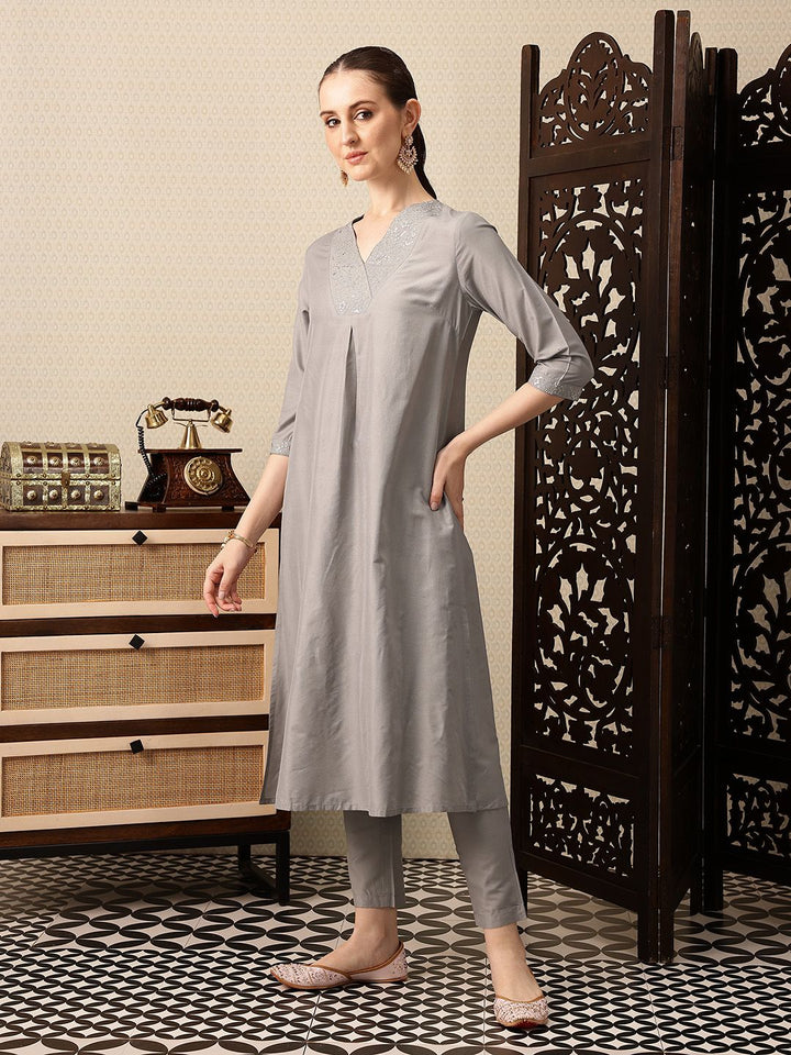 House of Pataudi Floral Yoke Design V-Neck Thread Work Jashn Kurta with Trousers & Dupatta