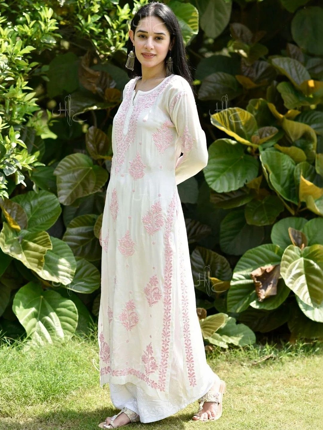 Rumah Wanita Chikankari Motif Etnik Bersulam Kurta Chikankari