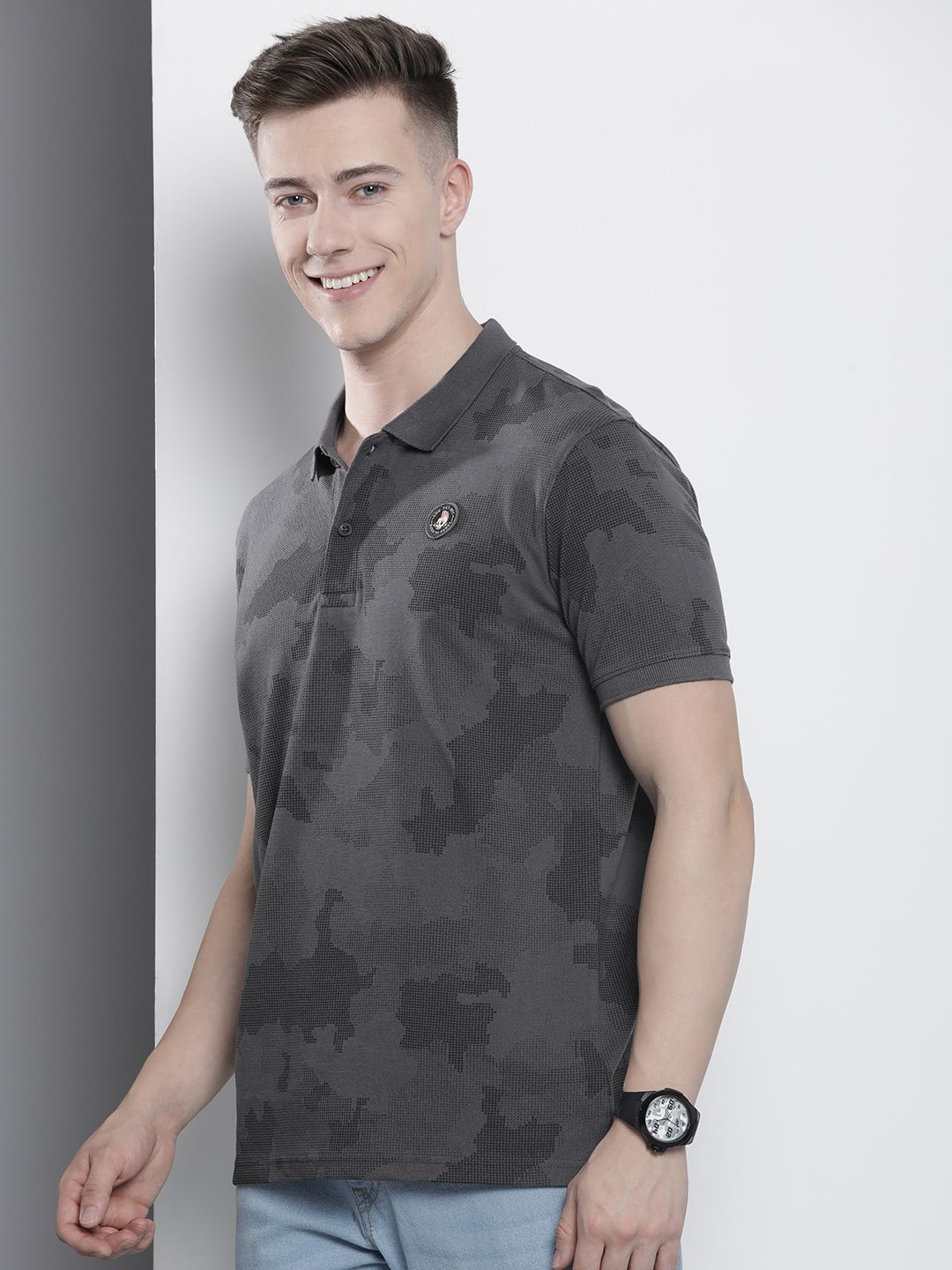 T-shirt kolar polo carase yang dicetak abstrak India