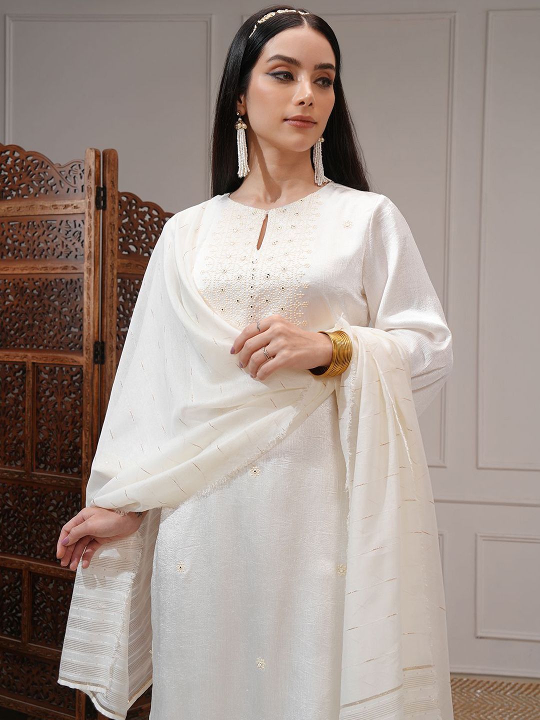 Vishudh Women Embroidered Straight Kurta With Regular Pants & Organza Dupatta