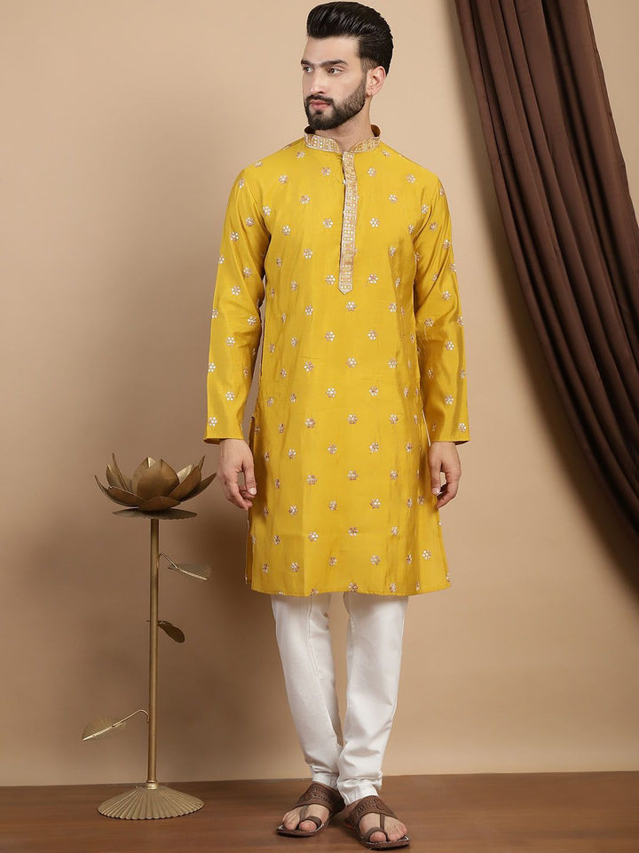 Anouk Kolar Mandarin Sulam Lengan Panjang Kurta Labuci dengan Churidar