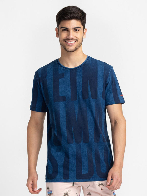 Menjadi t-shirt kapas yang dicetak tipografi manusia