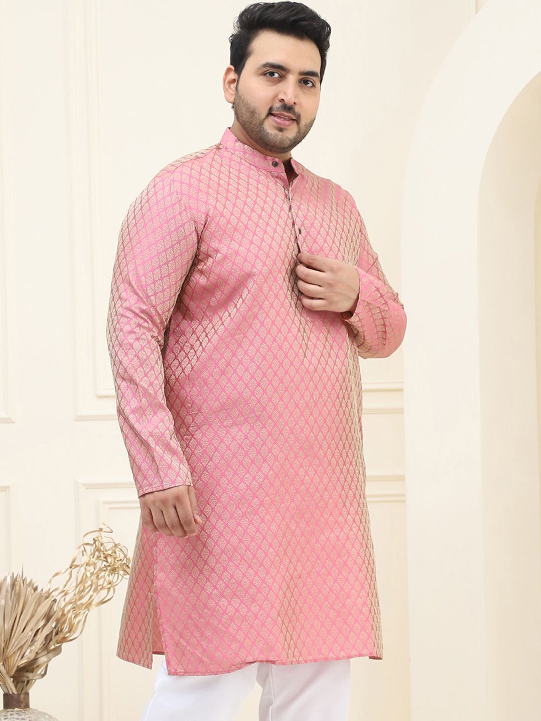 SOJANYA PLUS Men Pink & Golden Jacquard Silk Woven Design Kurta Lurus
