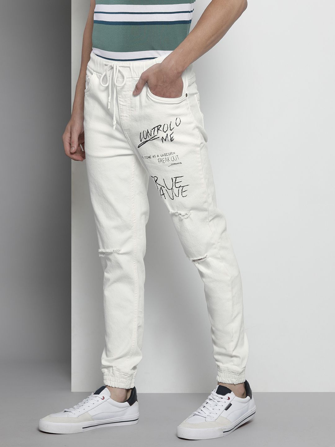 The Indian Garage Co Men White Slash Knee Printed Stretchable Jeans