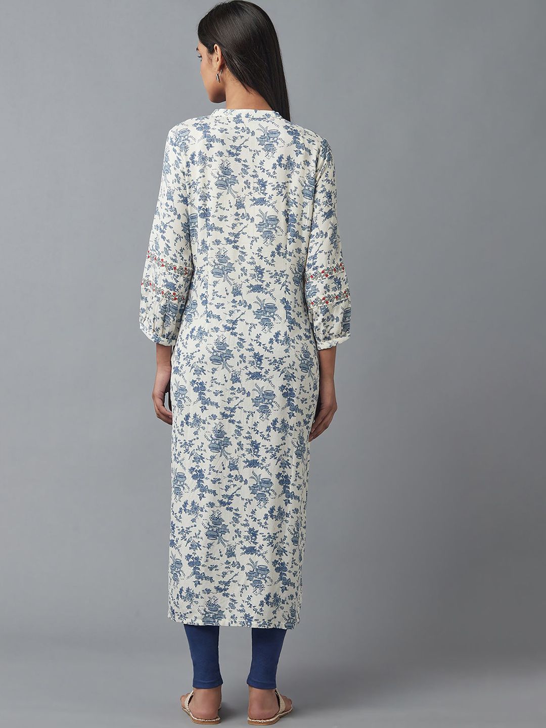 W Women White & Blue Floral Printed Thread Work Kurta