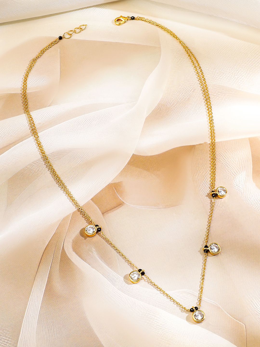 Rubans 18K Gold-Plated Zirconia Zirconia Studded Mangalsutra Minimal Dengan Rantai Manik Hitam