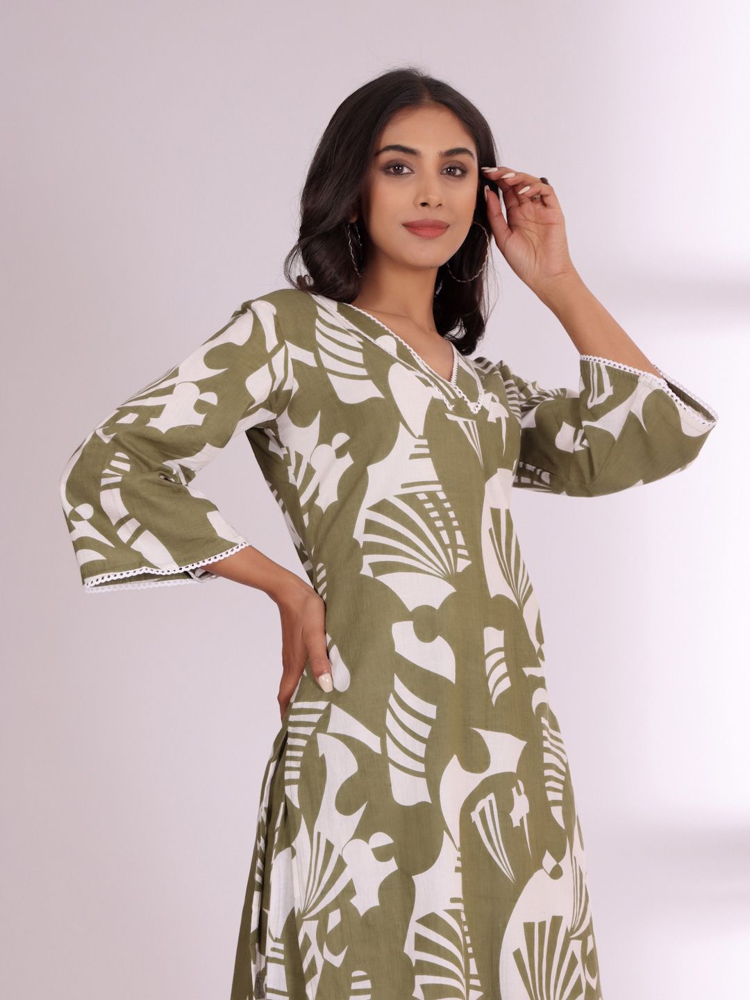 Varanga Floral Printed V-Neck Straight Kurta With Trousers