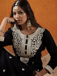 Indo Era Floral Embroidered Thread Work Straight Kurta