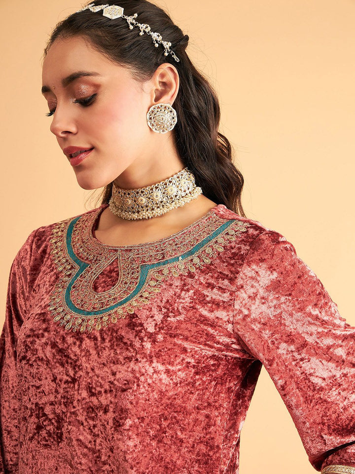 Shae by SASSAFRAS Ethnic Motifs Yoke Design Thread Work Velvet Kurta