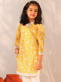 VASTRAMAY Girls Floral Printed V-Neck Cotton Kurta