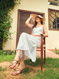 Sassafras Reka Bentuk Diri Putih Schiffli Pure Cotton A-Line Midi Dress