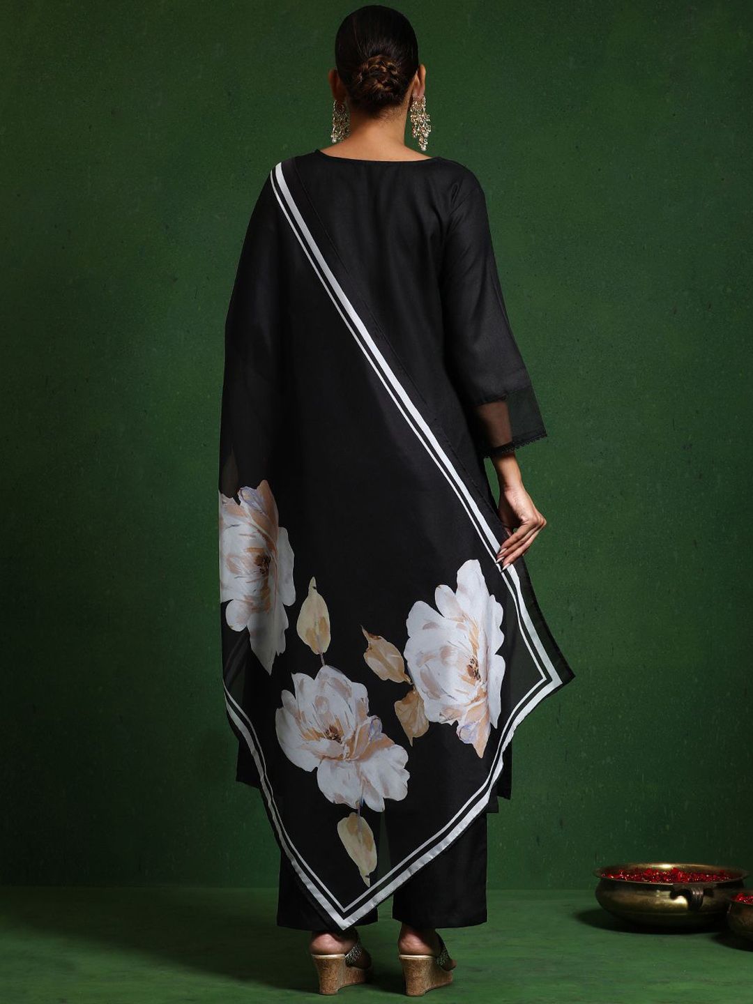 Varanga Thread Work Notch Neck Straight Kurta With Trousers And Dupatta