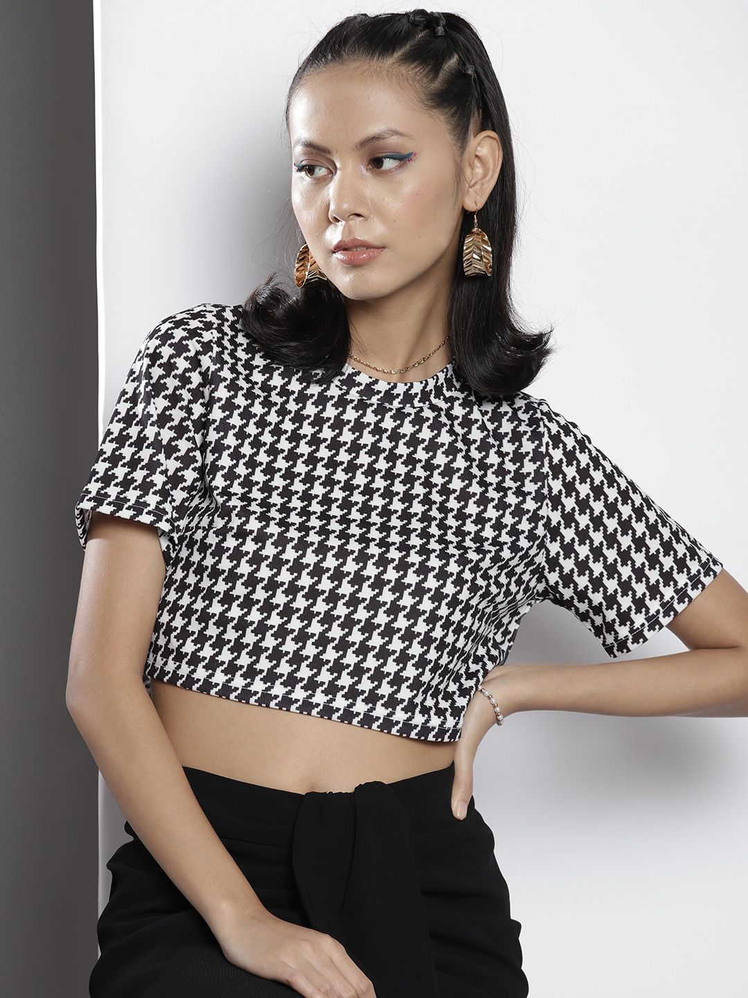SASSAFRAS Black & White Geometric Print Crop Top