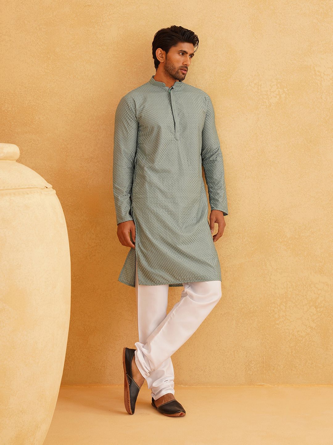 SOJANYA Checked Sulam Pure Cotton Kurta dengan Churidar