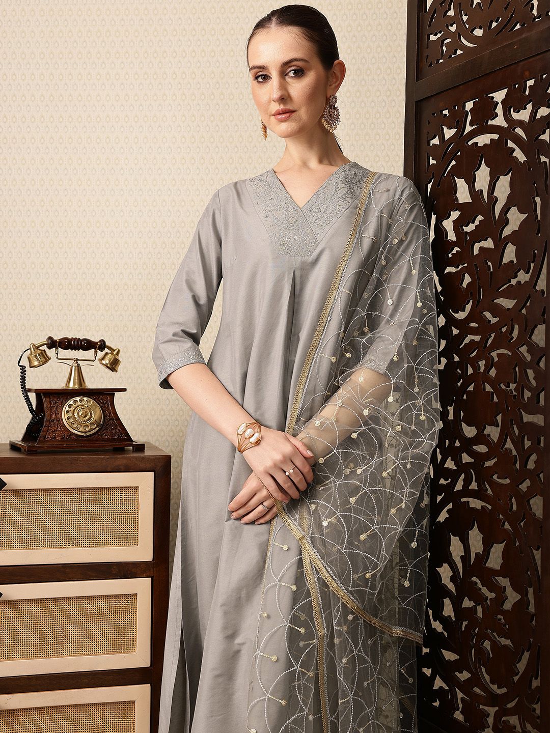 House of Pataudi Floral Yoke Design V-Neck Thread Work Jashn Kurta with Trousers & Dupatta