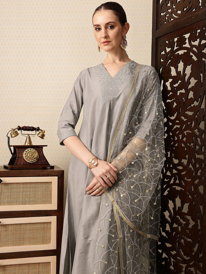 House of Pataudi Floral Yoke Design V-Neck Thread Work Jashn Kurta with Trousers & Dupatta