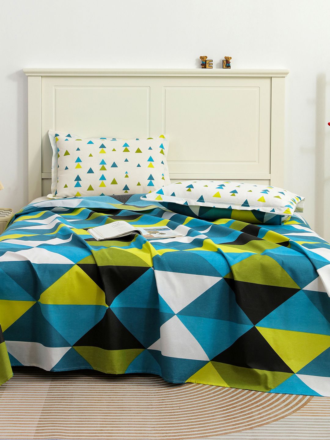 Story@home Ventura Teal Black Geometric 144 TC Cotton Queen Bedsheet 2 Pillow Covers