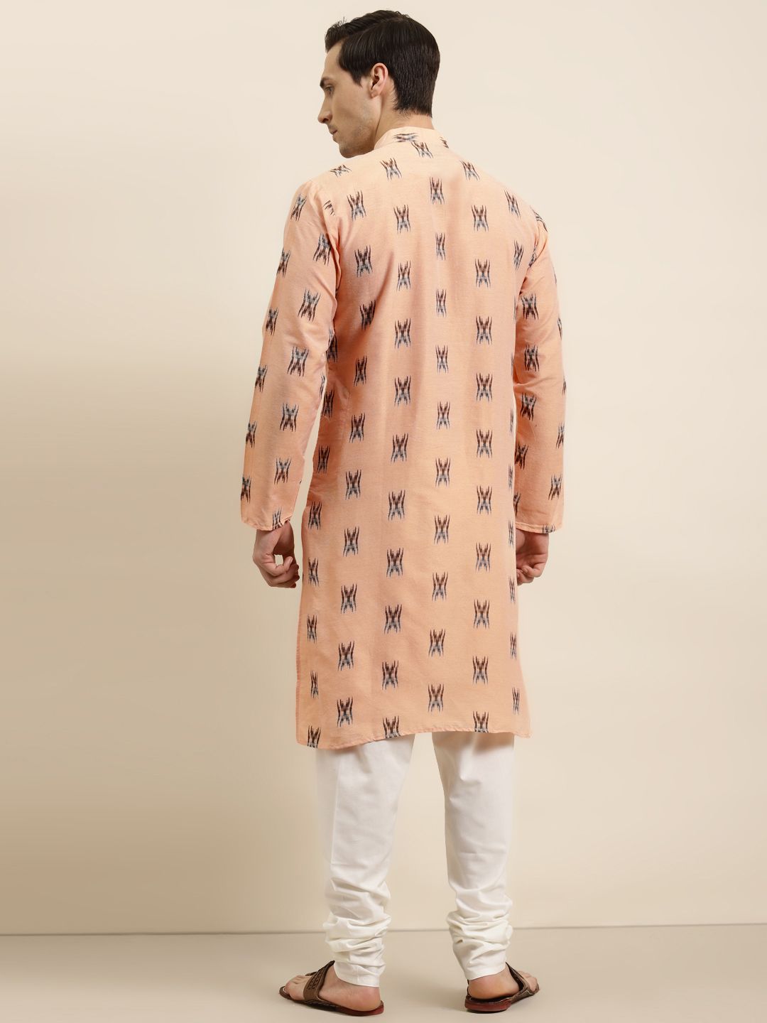 Sojanya Men Kurta Kapas Ikkat Berwarna Peach & Hitam Geometrik