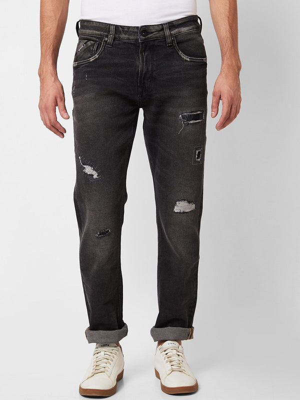 Lelaki Spykar santai sesuai dengan seluar jeans kapas berat yang agak tertekan