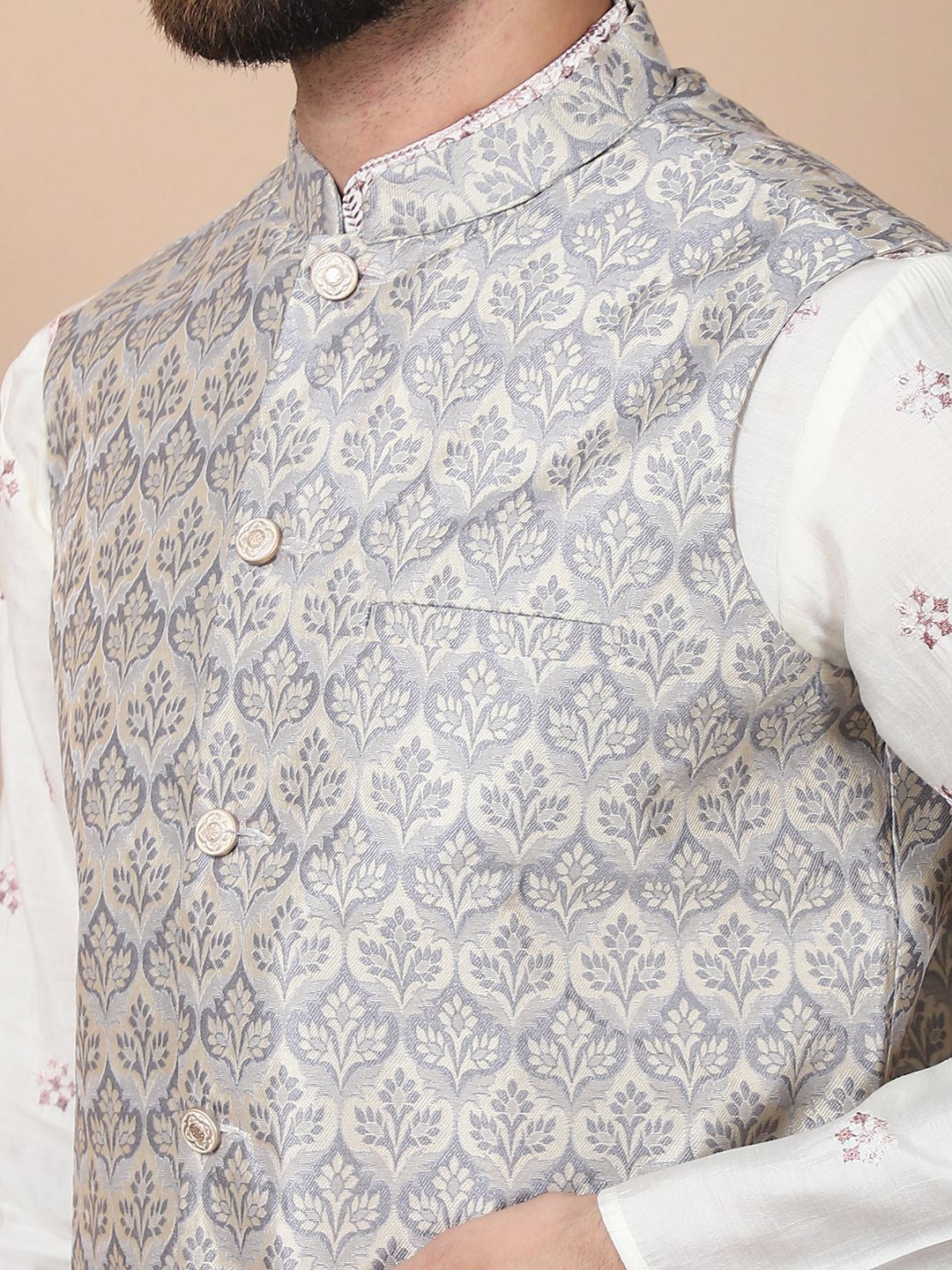 Kurta Sutera Kapas Bersulam Bunga Warna Krim Anouk dengan Jaket Churidar & Nehru