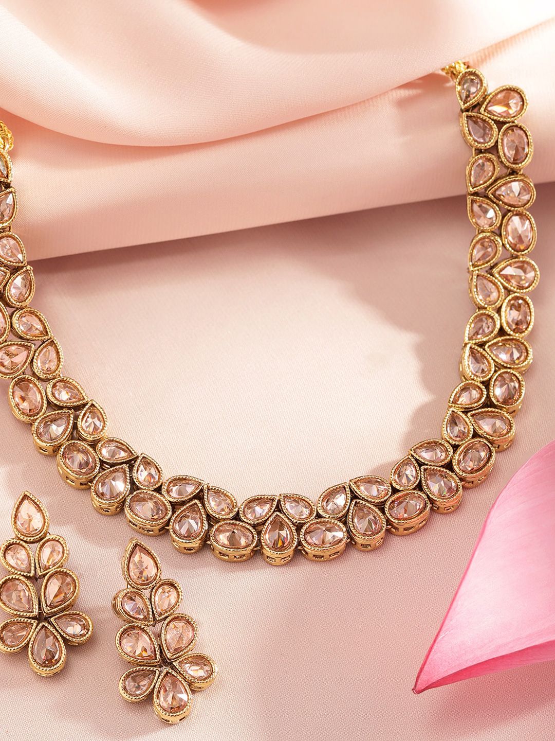 Rubans 22K Kundan Kundan Berat Kundan Diletakkan dengan Anting-anting Berbentuk Tearing