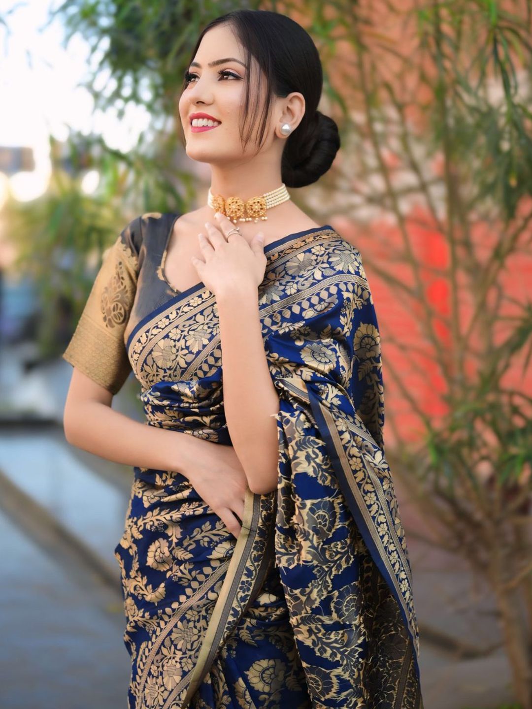 KALINI Ethnic Motifs Woven Design Zardozi Banarasi Saree with Blouse Piece