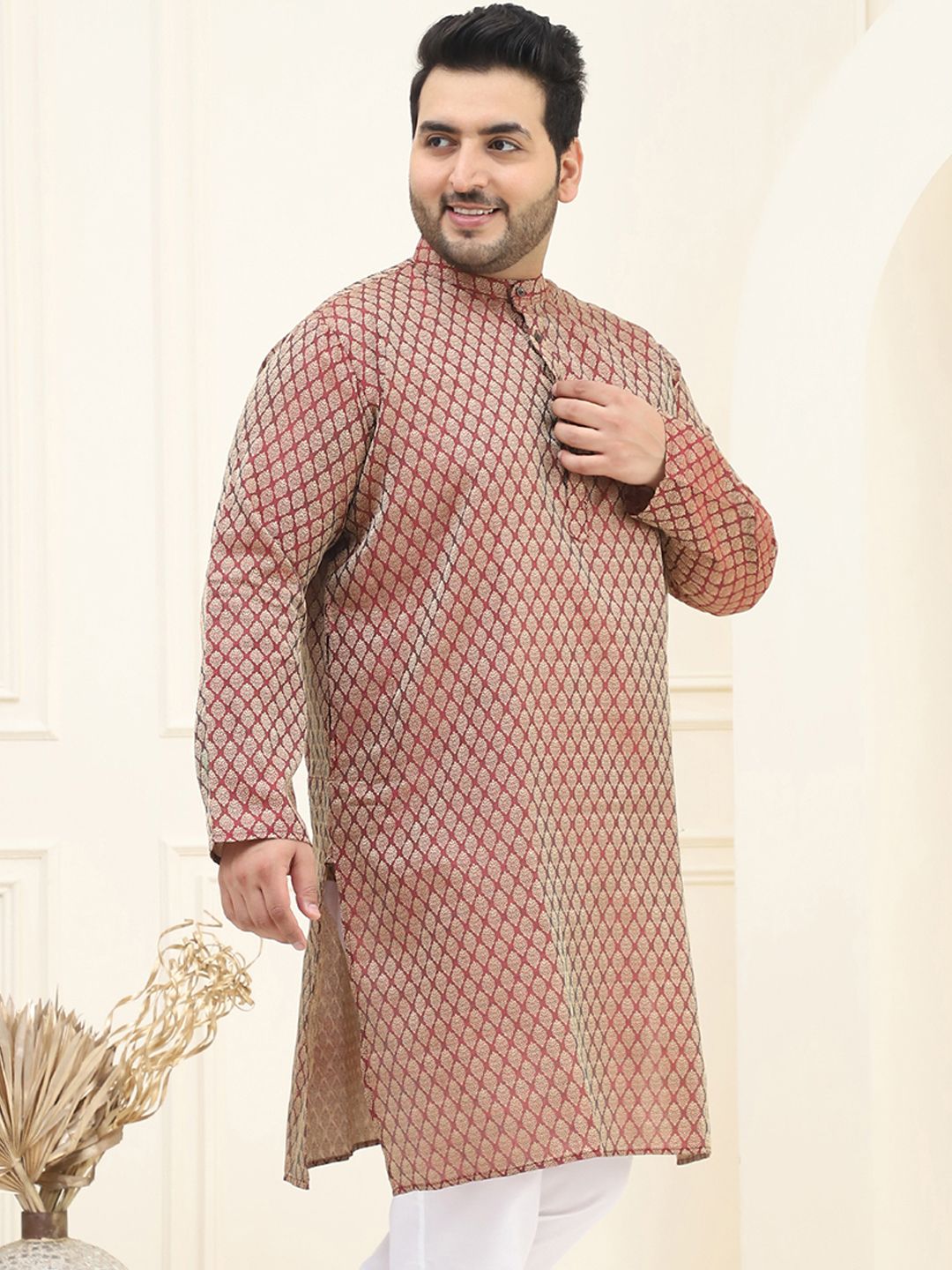 SOJANYA PLUS Lelaki Maroon & Golden Jacquard Rekaan Tenunan Sutera Kurta Lurus