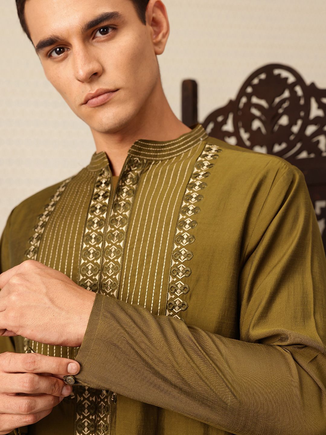 House of Pataudi Floral Embroidered Straight Jashn Kurta