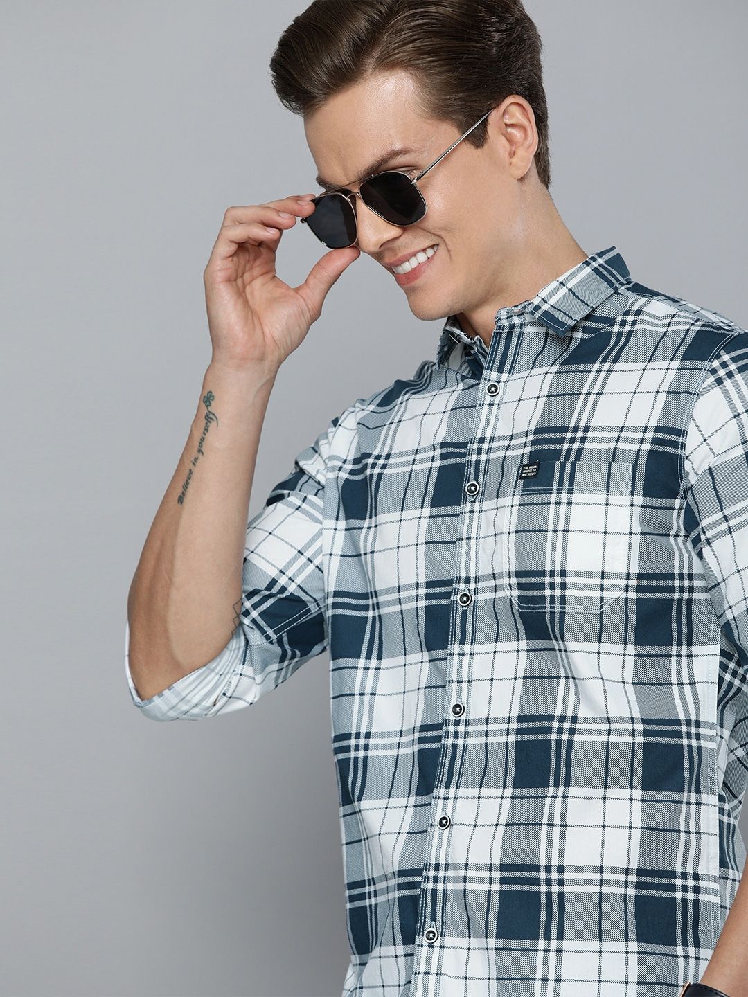 The Indian Garage Co Men White & Blue Slim Fit Checked Casual Shirt