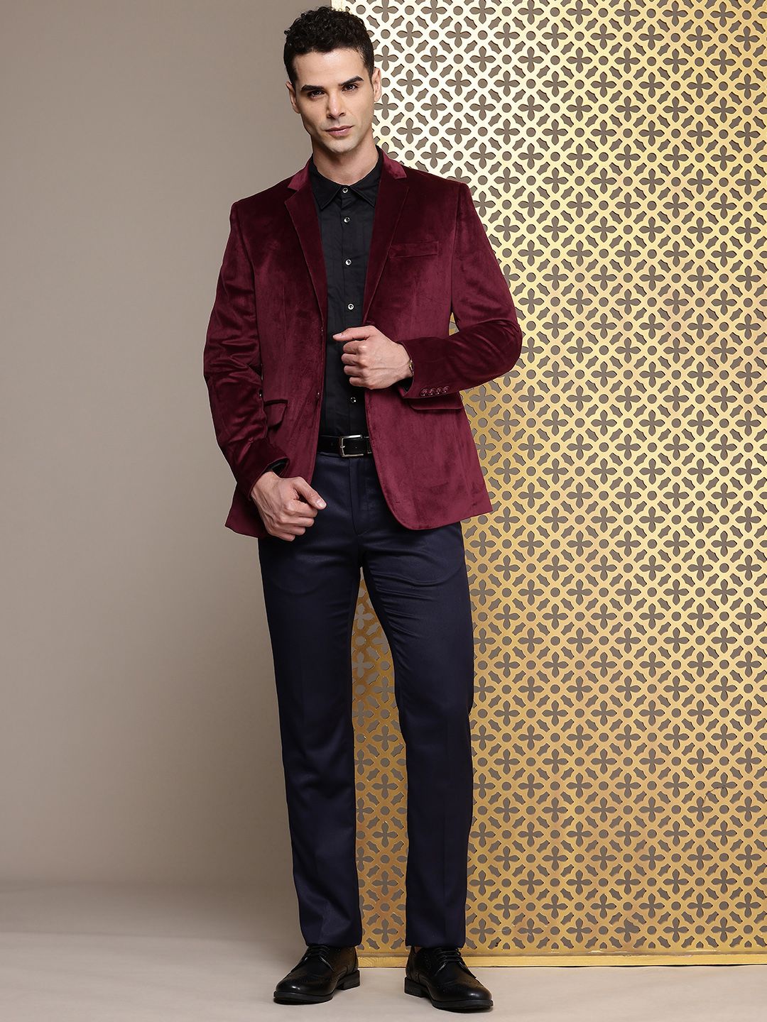House of Pataudi Notched Lapel Single-Breasted Velvet Finish Jashn Party Blazer