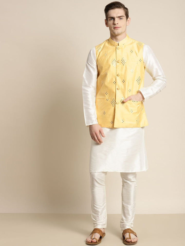 SOJANYA Men Off White Bordir Cermin Kerja Kurta dengan Churidar